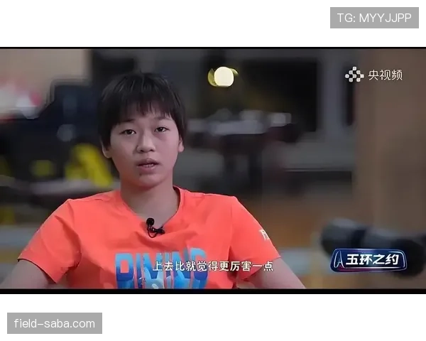 我刷到全红婵的随手日常：拖鞋宿舍配名表，画风太割裂，笑不出来