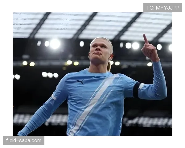 哈兰德吃早餐像拍大片，我这碗泡面都不好意思放下