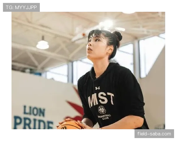 李月汝训练完直接拎爱马仕去吃夜市烧烤